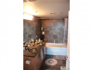 Master Spa Bath w/dual sinks and Jetted Tub